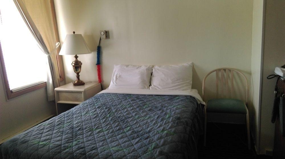 Bay Lake Inn - Frontiersman Motel Latchford 외부 사진