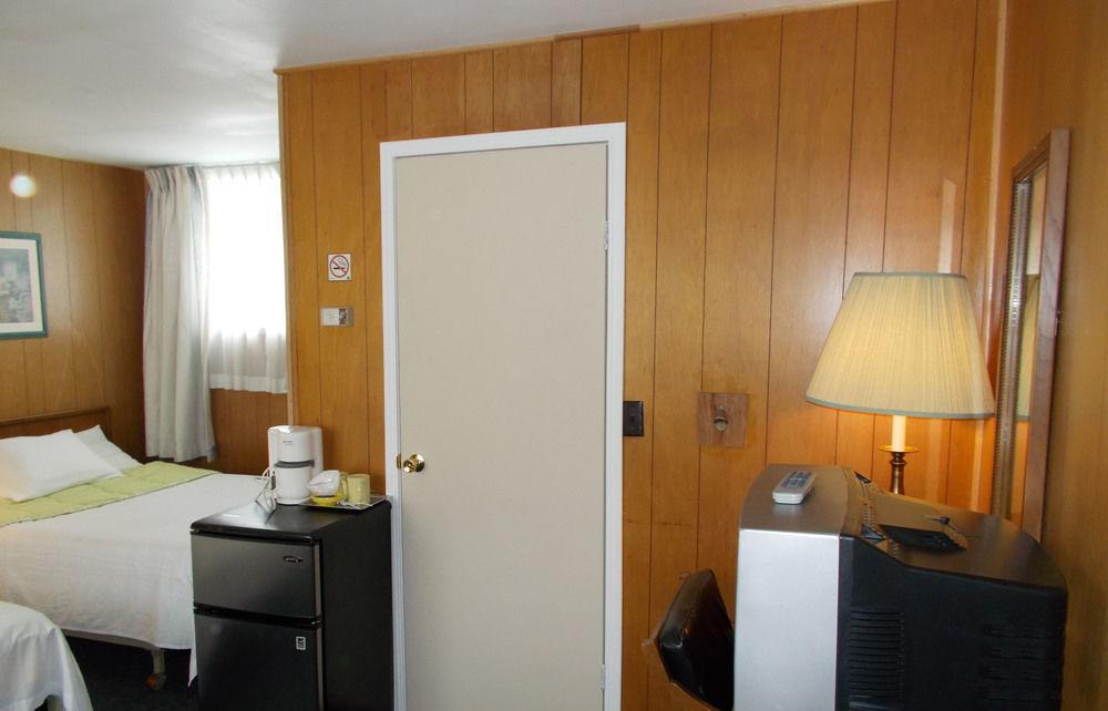 Bay Lake Inn - Frontiersman Motel Latchford 외부 사진