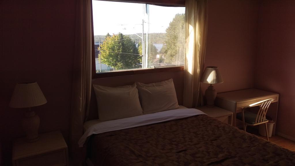 Bay Lake Inn - Frontiersman Motel Latchford 외부 사진
