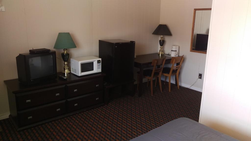 Bay Lake Inn - Frontiersman Motel Latchford 외부 사진