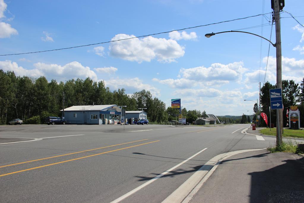 Bay Lake Inn - Frontiersman Motel Latchford 객실 사진